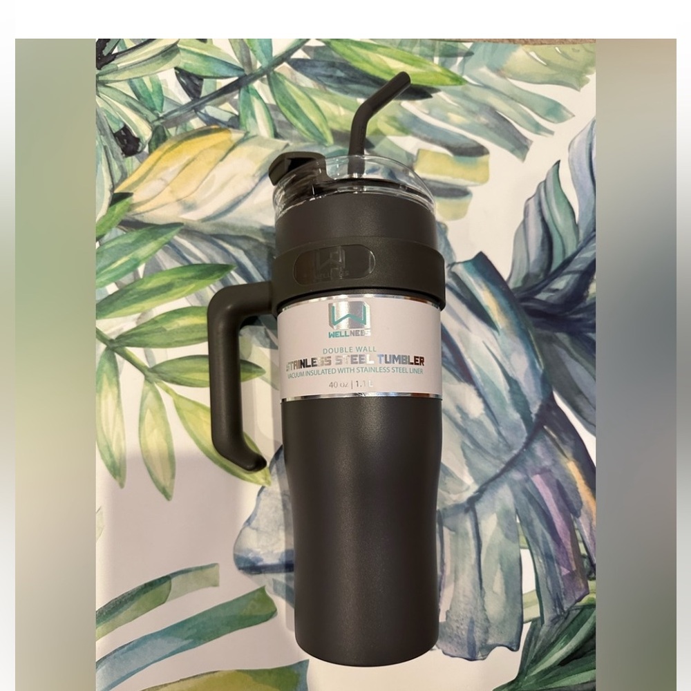 Wellness 40 oz gray Tumbler with straw - NWT